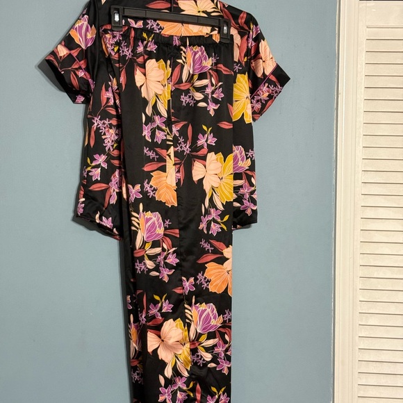 SELLING JOYSPUN PAJAMA SET FOR WOMEN SIZE XS NWT SHORT SLEEVE FLORAL COLOR. - Picture 4 of 15